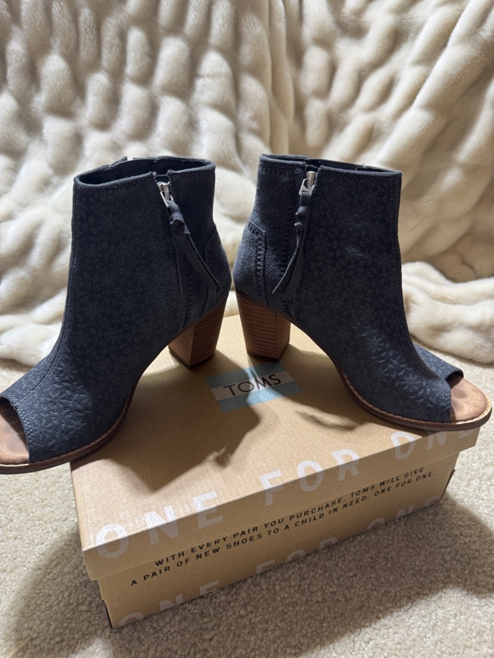 Toms Gray Floral-Embossed Peep-Toe Block Heel Mules - Picture 3 of 6